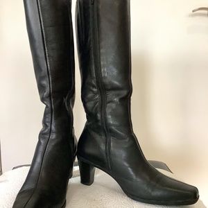 Beautiful, elegant knee high black leather boots, la Canadienne